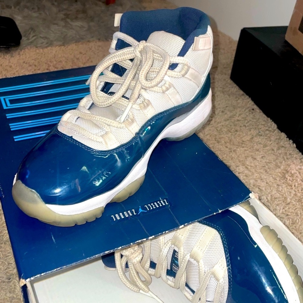AIR JORDAN 11 Retro sneakers (Size: 8 Men)